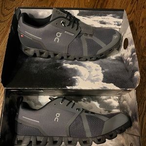 Men’s On Cloud shoes size 10